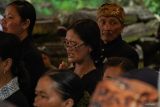 Umat Buddha suku Tengger melakukan sembahyang saat perayaan Waisak di Candi Sumberawan, Kecamatan Singosari, Kabupaten Malang, Jawa Timur, Senin (12/5/2025). Kegiatan dengan tema Tingkatkan Pengendalian Diri dan Kebijaksanaan Mewujudkan Perdamaian Dunia tersebut dalam rangka perayaan Tri Suci Waisak tahun 2025/2569 BE. ANTARA Jatim/Irfan Sumanjaya/mas.