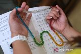 Umat Buddha bersembahyang pada rangkaian Perayaan Tri Suci Waisak 2569 BE di Vihara Vajra Bumi Kertayuga, Kabupaten Kubu Raya, Kalimantan Barat, Senin (12/5/2025). Perayaan Tri suci Waisak 2569 BE/2025 tersebut merupakan perayaan atas tiga peristiwa penting dalam ajaran Buddha yakni kelahiran Sidharta Gautama, Sang Buddha mendapatkan pencerahan dan wafatnya Sang Buddha. ANTARA FOTO/Jessica Wuysang