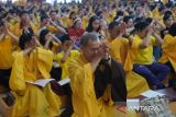 Umat Buddha bersembahyang pada rangkaian Perayaan Tri Suci Waisak 2569 BE di Vihara Vajra Bumi Kertayuga, Kabupaten Kubu Raya, Kalimantan Barat, Senin (12/5/2025). Perayaan Tri suci Waisak 2569 BE/2025 tersebut merupakan perayaan atas tiga peristiwa penting dalam ajaran Buddha yakni kelahiran Sidharta Gautama, Sang Buddha mendapatkan pencerahan dan wafatnya Sang Buddha. ANTARA FOTO/Jessica Wuysang