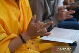 Umat Buddha bersembahyang pada rangkaian Perayaan Tri Suci Waisak 2569 BE di Vihara Vajra Bumi Kertayuga, Kabupaten Kubu Raya, Kalimantan Barat, Senin (12/5/2025). Perayaan Tri suci Waisak 2569 BE/2025 tersebut merupakan perayaan atas tiga peristiwa penting dalam ajaran Buddha yakni kelahiran Sidharta Gautama, Sang Buddha mendapatkan pencerahan dan wafatnya Sang Buddha. ANTARA FOTO/Jessica Wuysang