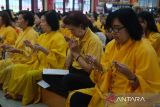 Umat Buddha bersembahyang pada rangkaian Perayaan Tri Suci Waisak 2569 BE di Vihara Vajra Bumi Kertayuga, Kabupaten Kubu Raya, Kalimantan Barat, Senin (12/5/2025). Perayaan Tri suci Waisak 2569 BE/2025 tersebut merupakan perayaan atas tiga peristiwa penting dalam ajaran Buddha yakni kelahiran Sidharta Gautama, Sang Buddha mendapatkan pencerahan dan wafatnya Sang Buddha. ANTARA FOTO/Jessica Wuysang