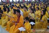 Umat Buddha bersembahyang pada rangkaian Perayaan Tri Suci Waisak 2569 BE di Vihara Vajra Bumi Kertayuga, Kabupaten Kubu Raya, Kalimantan Barat, Senin (12/5/2025). Perayaan Tri suci Waisak 2569 BE/2025 tersebut merupakan perayaan atas tiga peristiwa penting dalam ajaran Buddha yakni kelahiran Sidharta Gautama, Sang Buddha mendapatkan pencerahan dan wafatnya Sang Buddha. ANTARA FOTO/Jessica Wuysang