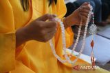 Umat Buddha bersembahyang pada rangkaian Perayaan Tri Suci Waisak 2569 BE di Vihara Vajra Bumi Kertayuga, Kabupaten Kubu Raya, Kalimantan Barat, Senin (12/5/2025). Perayaan Tri suci Waisak 2569 BE/2025 tersebut merupakan perayaan atas tiga peristiwa penting dalam ajaran Buddha yakni kelahiran Sidharta Gautama, Sang Buddha mendapatkan pencerahan dan wafatnya Sang Buddha. ANTARA FOTO/Jessica Wuysang