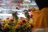 Umat Buddha mengikuti ritual memandikan rupang Buddha atau bayi Siddharta dalam rangkaian Perayaan Tri Suci Waisak 2569 BE di Vihara Vajra Bumi Kertayuga, Kabupaten Kubu Raya, Kalimantan Barat, Senin (12/5/2025). Ritual tersebut melambangkan proses membersihkan batin dari sifat negatif seperti kemelekatan, kebencian dan kegelapan pikiran sebagai langkah menuju pencerahan. ANTARA FOTO/Jessica Wuysang