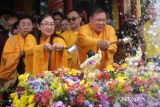 Umat Buddha mengikuti ritual memandikan rupang Buddha atau bayi Siddharta dalam rangkaian Perayaan Tri Suci Waisak 2569 BE di Vihara Vajra Bumi Kertayuga, Kabupaten Kubu Raya, Kalimantan Barat, Senin (12/5/2025). Ritual tersebut melambangkan proses membersihkan batin dari sifat negatif seperti kemelekatan, kebencian dan kegelapan pikiran sebagai langkah menuju pencerahan. ANTARA FOTO/Jessica Wuysang