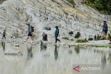 Pendaki menyusuri kawasan hutan mati di Taman Wisata Alam (TWA) Gunung Papandayan di Kabupaten Garut, Jawa Barat, Senin (12/5/2025). Pengelola TWA Gunung Papandayan memprediksi pada libur panjang waisak 2025 pengunjung yang berlibur di Gunung Papandayan mengalami kenaikan hingga 15 persen dibanding hari biasa atau mencapai 2000 pengunjung perhari sejak Sabtu (10/5)-Senin (12/5). ANTARA FOTO/Raisan Al Farisi/agr