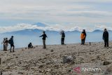 Pendaki menyusuri kawasan hutan mati di Taman Wisata Alam (TWA) Gunung Papandayan di Kabupaten Garut, Jawa Barat, Senin (12/5/2025). Pengelola TWA Gunung Papandayan memprediksi pada libur panjang waisak 2025 pengunjung yang berlibur di Gunung Papandayan mengalami kenaikan hingga 15 persen dibanding hari biasa atau mencapai 2000 pengunjung perhari sejak Sabtu (10/5)-Senin (12/5). ANTARA FOTO/Raisan Al Farisi/agr