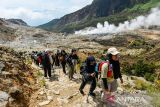 Pendaki menaiki bukit di samping kawah di Taman Wisata Alam (TWA) Gunung Papandayan di Kabupaten Garut, Jawa Barat, Senin (12/5/2025). Pengelola TWA Gunung Papandayan memprediksi pada libur panjang waisak 2025 pengunjung yang berlibur di Gunung Papandayan mengalami kenaikan hingga 15 persen dibanding hari biasa atau mencapai 2000 pengunjung perhari sejak Sabtu (10/5)-Senin (12/5). ANTARA FOTO/Raisan Al Farisi/agr