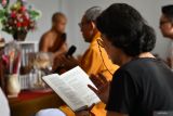 Umat Buddha membaca doa dari Kitab Paritta Suci saat bersembahyang merayakan Hari Raya Waisak di Cetiya Giri Bhanda Sukhavati Kota Madiun, Jawa Timur, Senin (12/5/2025). Umat Buddha merayakan Hari Waisak 2569 BE/2025 dengan mengusung tema Kebijaksanaan Dasar Keluhuran Bangsa. Antara Jatim/Siswowidodo/mas.