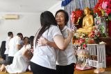 Umat Buddha mengikuti ritual sungkeman atau menghormati orangtua saat merayakan Hari Raya Waisak di Cetiya Giri Bhanda Sukhavati Kota Madiun, Jawa Timur, Senin (12/5/2025). Umat Buddha merayakan Hari Waisak 2569 BE/2025 dengan mengusung tema Kebijaksanaan Dasar Keluhuran Bangsa. Antara Jatim/Siswowidodo/mas.
