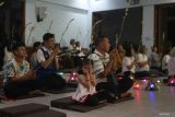 Umat Bhuddha melakukan ritual doa dan puji-pujian menghadap altar buddha di Vihara Budha Loka, Tulungagung, Jawa Timur, Senin (12/5/2025). Ritual itu mengawali rangkaian pujabakti memperingati detik-detik Waisak sekaligus memperingati pergantian tahun Buddhis (Buddhist Era), yakni dari 2568 BE berganti menjadi 2569 BE. Antara Jatim/Destyan Sujarwoko/um