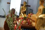 Samanera atau anggota Sangga (calon bikkhu) menyalakan lilin altar jelang prosesi dhammasala di Vihara Budha Loka, Tulungagung, Jawa Timur, Senin (12/5/2025). Ritual dhammasala merupakan kegiatan pembabaran Dhamma atau pengajaran ajaran Buddha yang dilakukan oleh para bhikkhu/calon bhikkhu kepada umat memperingati detik-detik Waisak sekaligus memperingati pergantian tahun Buddhis (Buddhist Era), yakni dari 2568 BE berganti menjadi 2569 BE. Antara Jatim/Destyan Sujarwoko/um