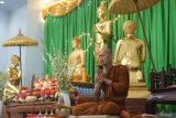 Samanera atau anggota Sangga (calon bikkhu) memimpin ritual  keagamaan di Vihara Budha Loka, Tulungagung, Jawa Timur, Senin (12/5/2025). Ritual itu merupakan rangkaian pujabakti memperingati detik-detik Waisak sekaligus memperingati pergantian tahun Buddhis (Buddhist Era), yakni dari 2568 BE berganti menjadi 2569 BE. Antara Jatim/Destyan Sujarwoko/um