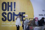 Pengunjung melihat baju yang dijual di salah satu gerai pusat perbelanjaan, Cikupa, Kabupaten Tangerang, Banten, Selasa (13/5/2025). Kementerian Perdagangan optimistis sektor ritel Indonesia tetap mengalami pertumbuhan positif meski sejumlah toko menutup gerainya dengan cara melakukan evaluasi regulasi terkait aturan distribusi barang secara konvensional dan perdagangan melalui sistem elektronik (PSME). ANTARA FOTO/Putra M. Akbar/gp