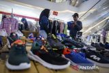 Pengunjung melihat sepatu yang dijual di salah satu gerai pusat perbelanjaan, Cikupa, Kabupaten Tangerang, Banten, Selasa (13/5/2025). Kementerian Perdagangan optimistis sektor ritel Indonesia tetap mengalami pertumbuhan positif meski sejumlah toko menutup gerainya dengan cara melakukan evaluasi regulasi terkait aturan distribusi barang secara konvensional dan perdagangan melalui sistem elektronik (PSME). ANTARA FOTO/Putra M. Akbar/gp