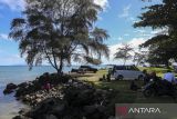 Wisatawan menikmati suasana Pantai Bugel di Pandeglang, Banten, Selasa (13/5/2025). Objek wisata alam yang menawarkan hamparan pasir putih, lapangan rumput yang luas untuk berkemah, serta tempat untuk menikmati matahari terbenam tersebut menjadi salah satu destinasi favorit saat akhir pekan atau musim liburan. ANTARA FOTO/Angga Budhiyanto/gp