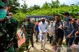 Gubernur Jawa Barat Dedi Mulyadi (tengah) bersama Pangdam III Siliwangi Mayjen TNI Dadang Arif Abdurahman (kiri) berjalan untuk meninjau jenazah korban ledakan di RSUD Pameungpeuk, Kabupaten Garut, Jawa Barat, Selasa (13/5/2025). Pemerintah Provinsi Jawa Barat akan memberikan bantuan berupa uang tunai dan jaminan pendidikan untuk anak korban yang ditinggalkan. ANTARA FOTO/Raisan Al Farisi/agr