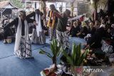 Warga menari saat mengikuti Kesenian Tarawangsa di Desa Wisata Rancakalong, Sumedang, Jawa Barat, Selasa (13/5/2025). Kesenian Tarawangsa merupakan seni pertunjukan tradisional masyarakat agraris sunda sebagai bentuk rasa syukur atas hasil panen padi yang berlimpah dengan menampilkan tarian-tarian yang diiringi alat musik dawai atau alat musik gesek dua senar dan Kecapi Jentreng. ANTARA FOTO/Novrian Arbi/agr