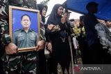 Keluarga Almarhum Mayor (Cpl) Anda Rohanda menghadiri prosesi upacara pemakaman militer di pemakaman keluarga, Cinunuk, Kabupaten Bandung, Jawa Barat, Selasa (13/5/2025). Prajurit Gupusmu III Jakarta tersebut merupakan salah satu dari 13 korban jiwa dalam musibah ledakan saat pemusnahan amunisi tidak layak pakai di Desa Sagara, Kecamatan Cibalong, Kabupaten Garut pada Senin (12/5) lalu. ANTARA FOTO/Novrian Arbi/agr