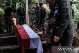 Prajurit TNI bersiap melaksanakan prosesi upacara pemakaman militer Almarhum Mayor (Cpl) Anda Rohanda di pemakaman keluarga, Cinunuk, Kabupaten Bandung, Jawa Barat, Selasa (13/5/2025). Prajurit Gupusmu III Jakarta tersebut merupakan salah satu dari 13 korban jiwa dalam musibah ledakan saat pemusnahan amunisi tidak layak pakai di Desa Sagara, Kecamatan Cibalong, Kabupaten Garut pada Senin (12/5) lalu. ANTARA FOTO/Novrian Arbi/agr