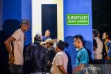 Keluarga korban antre untuk melakukan pengambilan sampel korban ledakan yang dilakukan oleh Biddokkes Polda Jabar di RSUD Pameungpeuk, Kabupaten Garut, Jawa Barat, Senin (12/5/2025). Biddokkes Polda Jabar melakukan pengambilan data korban sebelum kejadian atau antemortem dengan metode wawancara kepada keluarga korban ledakan pemusnahan amunisi tak layak pakai yang terjadi di Desa Sagara, Kecamatan Cibalong, Kabupaten Garut. ANTARA FOTO/Raisan Al Farisi/agr
