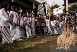 Warga bermain alat musik angklung saat pelaksanaan Tradisi Budaya Adat Ngalaksa di Desa Wisata Rancakalong, Sumedang, Jawa Barat, Selasa (13/5/2025). Tradisi dan upacara adat Ngalaksa yang telah diakui sebagai warisan budaya tak benda oleh Kementerian Kebudayaan tersebut merupakan ritual budaya sunda khas Sumedang yang dilakukan sebagai bentuk rasa syukur untuk menyambut musim panen padi yang melimpah. ANTARA FOTO/Novrian Arbi/agr