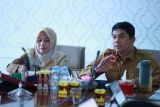 Bupati Tanah Bumbu Provinsi Kalimantan Selatan, Andi Rudi Latif atau akrab di Akrab di sapa Bang arul (kanan) di dampingi Pj Sekda Tanah Bumbu Yulian Herawati (kiri) memimpin rapat efisiensi anggaran  APBD untuk memastikan penggunaan anggaran yang efisien dan efektif, sehingga dapat meningkatkan produktivitas, pertumbuhan ekonomi, dan pelayanan publik. Efisiensi anggaran juga bertujuan untuk mengurangi pemborosan dan memastikan setiap pengeluaran memberikan nilai tambah ekonomi. Selasa (13/5/2025).