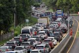 Antrean kendaraan menuju kawasan wisata, Puncak, Gadog, Kabupaten Bogor, Jawa Barat, Senin (12/5/2025). Pada libur panjang Hari Raya Waisak, cuti bersama serta libur akhir pekan, kawasan wisata Puncak dipadati kendaraan wisatawan sehingga Satlantas Polres Bogor menerapkan rekayasa arus lalu lintas sistem satu arah (one way) dari arah Jakarta menuju Puncak untuk mengurai kemacetan kendaraan. ANTARA FOTO/Yulius Satria Wijaya/YU