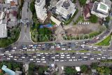 Foto udara antrean kendaraan saat diberlakukan sistem satu arah (one way) di Jalan Raya Puncak, Gadog, Kabupaten Bogor, Jawa Barat, Senin (12/5/2025). Pada libur panjang Hari Raya Waisak, cuti bersama serta libur akhir pekan, kawasan wisata Puncak dipadati kendaraan wisatawan sehingga Satlantas Polres Bogor menerapkan rekayasa arus lalu lintas sistem satu arah (one way) dari arah Jakarta menuju Puncak untuk mengurai kemacetan kendaraan. ANTARA FOTO/Yulius Satria Wijaya/YU