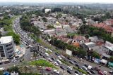 Foto udara antrean kendaraan saat diberlakukan sistem satu arah (one way) di Jalan Raya Puncak, Gadog, Kabupaten Bogor, Jawa Barat, Senin (12/5/2025). Pada libur panjang Hari Raya Waisak, cuti bersama serta libur akhir pekan, kawasan wisata Puncak dipadati kendaraan wisatawan sehingga Satlantas Polres Bogor menerapkan rekayasa arus lalu lintas sistem satu arah (one way) dari arah Jakarta menuju Puncak untuk mengurai kemacetan kendaraan. ANTARA FOTO/Yulius Satria Wijaya/YU