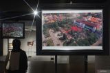 Warga mengamati foto pada pameran fotografi The Journey of Rujak Uleg di ruang bawah tanah Alun-Alun Surabaya, Surabaya, Jawa Timur, Rabu (14/5/2025). Sebanyak 39 foto mengenai kegiatan Festival Rujak Uleg dari tahun ke tahun dipamerkan menjelang digelarnya Festival Rujak Uleg pada 17 Mei 2025 untuk menyemarakkan Hari Jadi Kota Surabaya ke-732. Antara Jatim/Didik Suhartono/um 