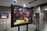 Warga mengunjungi pameran fotografi The Journey of Rujak Uleg di ruang bawah tanah Alun-Alun Surabaya, Surabaya, Jawa Timur, Rabu (14/5/2025). Sebanyak 39 foto mengenai kegiatan Festival Rujak Uleg dari tahun ke tahun dipamerkan menjelang digelarnya Festival Rujak Uleg pada 17 Mei 2025 untuk menyemarakkan Hari Jadi Kota Surabaya ke-732. Antara Jatim/Didik Suhartono/um 