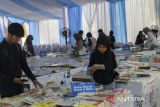 Pengunjung melihat buku yang dipajang pada Banten Book Fair 2025 di halaman gedung Dinas Perpustakaan dan Kearsipan Provinsi Banten, Kota Serang, Banten, Rabu (14/5/2025). Pameran yang berlangsung mulai 14 hingga 17 Mei 2025 tersebut digelar dalam rangka peringatan Hari Buku Nasional sekaligus upaya membangun ekosistem literasi yang tangguh dan berkelanjutan. ANTARA FOTO/Angga Budhiyanto/gp