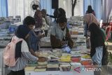 Pengunjung melihat buku yang dipajang pada Banten Book Fair 2025 di halaman gedung Dinas Perpustakaan dan Kearsipan Provinsi Banten, Kota Serang, Banten, Rabu (14/5/2025). Pameran yang berlangsung mulai 14 hingga 17 Mei 2025 tersebut digelar dalam rangka peringatan Hari Buku Nasional sekaligus upaya membangun ekosistem literasi yang tangguh dan berkelanjutan. ANTARA FOTO/Angga Budhiyanto/gp