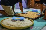Pekerja menunjukkan gipang di rumah produksi Gipang Sadulur, Kelurahan Bulakan, Kota Cilegon, Banten, Rabu (14/5/2025). Penjualan kue tradisional khas Kota Cilegon tersebut telah menembus pasar internasional seperti Jepang dan Malaysia dengan jumlah permintaan sekali kirim mencapai 500 bungkus dan dijual seharga Rp20 ribu hingga Rp30 ribu per bungkus. ANTARA FOTO/Muhammad Bagus Khoirunas/gp