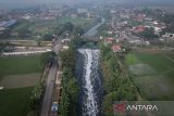 Foto udara aliran Sungai Cirarab yang menghitam dan berbusa di Sukadiri, Kabupaten Tangerang, Banten, Rabu (14/5/2025). Warga setempat mengeluhkan kondisi Sungai Cirarab yang tercemar hingga menyebabkan air berubah warna serta menimbulkan bau tidak sedap yang diduga akibat limbah industri dan berharap pemerintah dapat menanggulangi permasalahan tersebut guna menghindari potensi penyakit yang akan ditimbulkan. ANTARA FOTO/Putra M. Akbar/gp