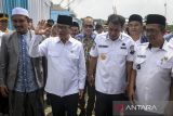 Menteri Desa dan Pembangunan Tertinggal Yandri Susanto (kedua kiri) didampingi Bupati Tangerang Maesyal Rasyid (kedua kanan) menyapa warga usai meresmikan dapur Satuan Pelayanan Pemenuhan Gizi (SPPG) di Panongan, Kabupaten Tangerang, Banten, Rabu (14/5/2025). Pemerintah Provinsi Banten menargetkan membangun 24 SPPG dan melibatkan 33 SMK tata boga yang bisa dimanfaatkan sebagai dapur untuk mendukung percepatan program Makan Bergizi Gratis. ANTARA FOTO/Putra M. Akbar/gpe