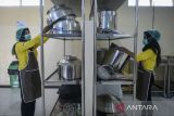 Petugas menata peralatan masak usai peresmian dapur Satuan Pelayanan Pemenuhan Gizi (SPPG) di Panongan, Kabupaten Tangerang, Banten, Rabu (14/5/2025). Pemerintah Provinsi Banten menargetkan membangun 24 SPPG dan melibatkan 33 SMK tata boga yang bisa dimanfaatkan sebagai dapur untuk mendukung percepatan program Makan Bergizi Gratis. ANTARA FOTO/Putra M. Akbar/gp