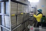 Petugas menata peralatan masak usai peresmian dapur Satuan Pelayanan Pemenuhan Gizi (SPPG) di Panongan, Kabupaten Tangerang, Banten, Rabu (14/5/2025). Pemerintah Provinsi Banten menargetkan membangun 24 SPPG dan melibatkan 33 SMK tata boga yang bisa dimanfaatkan sebagai dapur untuk mendukung percepatan program Makan Bergizi Gratis. ANTARA FOTO/Putra M. Akbar/gp