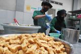 Pekerja mengemas kondimen makanan bakso Malang beku sebelum diekspor  di rumah produksi Bakso Sritikah, Malang, Jawa Timur, Rabu (14/5/2025). Kementerian Periindustrian menyebutkan  Indonesia menduduki peringkat ketiga dunia dalam Global Islamic Economy Indikator versi The State of Global Islamic Economy Report 2023/2024 dengan kinerja ekspor produk halal sepanjang tahun 2024 mencapai 64,11 miliar dollar Amerika Serikat atau setara Rp1.08 kuadtriliun dengan perhitungan kurs Rp16.840. ANTARA Jatim/Ari Bowo Sucipto/mas.