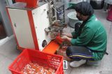 Pekerja mengemas kondimen makanan bakso Malang beku sebelum diekspor  di rumah produksi Bakso Sritikah, Malang, Jawa Timur, Rabu (14/5/2025). Kementerian Periindustrian menyebutkan  Indonesia menduduki peringkat ketiga dunia dalam Global Islamic Economy Indikator versi The State of Global Islamic Economy Report 2023/2024 dengan kinerja ekspor produk halal sepanjang tahun 2024 mencapai 64,11 miliar dollar Amerika Serikat atau setara Rp1.08 kuadtriliun dengan perhitungan kurs Rp16.840. ANTARA Jatim/Ari Bowo Sucipto/mas.