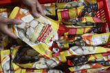 Pekerja mengemas bakso Malang beku sebelum diekspor  di rumah produksi Bakso Sritikah, Malang, Jawa Timur, Rabu (14/5/2025). Kementerian Periindustrian menyebutkan  Indonesia menduduki peringkat ketiga dunia dalam Global Islamic Economy Indikator versi The State of Global Islamic Economy Report 2023/2024 dengan kinerja ekspor produk halal sepanjang tahun 2024 mencapai 64,11 miliar dollar Amerika Serikat atau setara Rp1.08 kuadtriliun dengan perhitungan kurs Rp16.840. ANTARA Jatim/Ari Bowo Sucipto/mas.