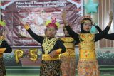 Sejumlah pelajar menari saat pentas seni Pekan Proyek Penguatan Profil Pelajar Pancasila Rahmatan Lil Alamin (P5RA) di Madrasah Ibtidaiyah Negeri 2 Kediri, Jawa Timur, Rabu (14/5/2025). P5RA yang diselenggarakan serentak di sejumlah sekolah madrasah tersebut merupakan bagian dari Kurikulum Merdeka sebagai upaya mendorong pelajar memiliki pola pikir, bersikap dan berperilaku yang mencerminkan nilai-nilai luhur Pancasila. ANTARA Jatim/Prasetia Fauzani/mas.