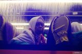 Jamaah calon haji duduk di dalam bus menunggu pemberangkatan di depan Pendopo Kabupaten Tulungagung, Jawa Timur, Selasa (12/5/2025). Sebanyak 89 jamaah calon haji cadangan asal daerah itu diberangkatkan ke Asrama Haji Embarkasi Sukolilo (AHES) Surabaya sebelum diterbangkan bergabung Kloter 45 dan 46 menuju Tanah Suci. ANTARA Jatim/Destyan Sujarwoko/mas.