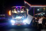 Bupati Tulungagung Gatot Sunu Wibowo mengangkat bendera start tanda pemberangkatan Jamaah calon haji duduk di depan Pendopo Kabupaten Tulungagung, Jawa Timur, Selasa (12/5/2025). Sebanyak 89 jamaah calon haji cadangan asal daerah itu diberangkatkan ke Asrama Haji Embarkasi Sukolilo (AHES) Surabaya sebelum diterbangkan bergabung Kloter 45 dan 46 menuju Tanah Suci. ANTARA Jatim/Destyan Sujarwoko/mas.