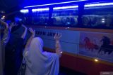 Keluarga melambaikan tangan melepas keberangkatan bus yang mengangkut jamaah calon haji di depan Pendopo Kabupaten Tulungagung, Jawa Timur, Selasa (12/5/2025). Sebanyak 89 jamaah calon haji cadangan asal daerah itu diberangkatkan ke Asrama Haji Embarkasi Sukolilo (AHES) Surabaya sebelum diterbangkan bergabung Kloter 45 dan 46 menuju Tanah Suci. ANTARA Jatim/Destyan Sujarwoko/mas.