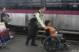 Petugas keamanan membantu penumpang disabilitas berjalan menuju gerbong kereta api jarak jauh Jayabaya jurusan Malang-Pasar Senen di Stasiun Malang, Jawa Timur, Rabu (14/5/2025). PT KAI Daops 8 mencatat pada periode angkutan libur Waisak 2025 dan cuti bersama yakni Jumat (9/5) hingga Selasa (13/5) volume penumpang yang menggunakan angkutan kereta api melalui stasiun Malang sebanyak 40.259 orang, dengan rincian jumlah keberangkatan sebanyak 20.561 penumpang dan kedatangan sebanyak 19.698 penumpang. ANTARA Jatim/Ari Bowo Sucipto/mas.