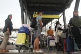 Penumpang menunggu keberangkatan kereta api jarak jauh Jayabaya jurusan Malang-Pasar Senen di Stasiun Malang, Jawa Timur, Rabu (14/5/2025). PT KAI Daops 8 mencatat pada periode angkutan libur Waisak 2025 dan cuti bersama yakni Jumat (9/5) hingga Selasa (13/5) volume penumpang yang menggunakan angkutan kereta api melalui stasiun Malang sebanyak 40.259 orang, dengan rincian jumlah keberangkatan sebanyak 20.561 penumpang dan kedatangan sebanyak 19.698 penumpang. ANTARA Jatim/Ari Bowo Sucipto/mas.