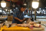 Seorang pedagang memotong ikan laut di Pasar Flamboyan, Pontianak, Kalimantan Barat, Selasa (13/5/2025). Menurut pedagang ikan di pasar tersebut harga ikan laut naik dari kisaran Rp20rb menjadi Rp25 per kg karena terbatasnya pasokan dari nelayan akibat cuaca buruk dalam sepekan terakhir. ANTARA FOTO/Jessica Wuysang