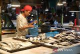 Pedagang ikan laut menghitung uang penjualan di lapaknya di Pasar Flamboyan, Pontianak, Kalimantan Barat, Selasa (13/5/2025). Menurut pedagang ikan di pasar tersebut harga ikan laut naik dari kisaran Rp20rb menjadi Rp25 per kg karena terbatasnya pasokan dari nelayan akibat cuaca buruk dalam sepekan terakhir. ANTARA FOTO/Jessica Wuysang